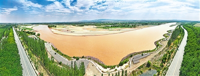 黃色——寧夏作為全國(guó)唯一一個(gè)全境屬于黃河流域的省份，把保障黃河長(zhǎng)治久安作為重中之重，實(shí)施河道和灘區(qū)綜合治理工程，推進(jìn)水資源節(jié)約集約利用，統(tǒng)籌推進(jìn)生態(tài)保護(hù)修復(fù)和環(huán)境治理，努力建設(shè)黃河流域生態(tài)保護(hù)和高質(zhì)量發(fā)展先行區(qū)。 本報(bào)記者 王猛 攝