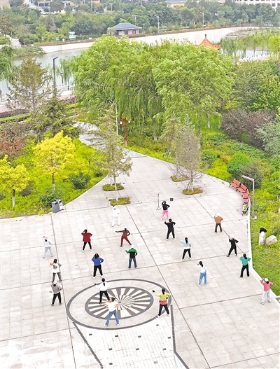     清水河流過固原市原州區(qū)，河道兩岸生態(tài)優(yōu)美，成為市民的休閑場所。