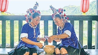     程陽橋上，侗族婦女在展示制作侗族刺繡產(chǎn)品。繡品圖案精美、色彩艷麗，成為當(dāng)?shù)靥厣a(chǎn)業(yè)。